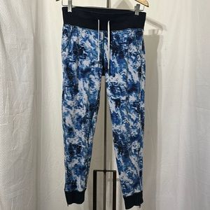 Lululemon crop joggers SZ 4